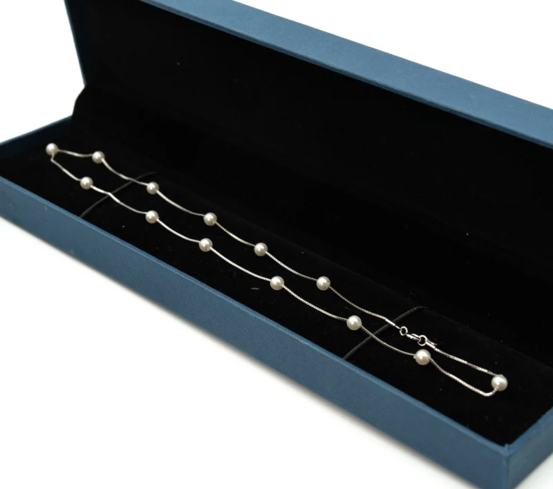 Brilliant Pearl II: Silver Chain Necklace with Pearls - Image 2